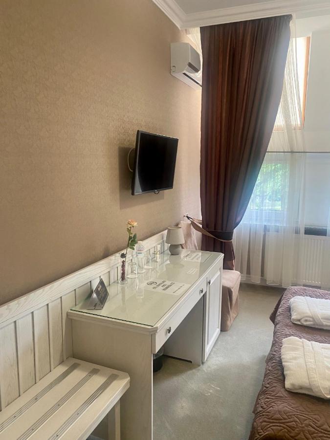 Boutique Hotel Deluxe Kamianets Podilskyi Bagian luar foto