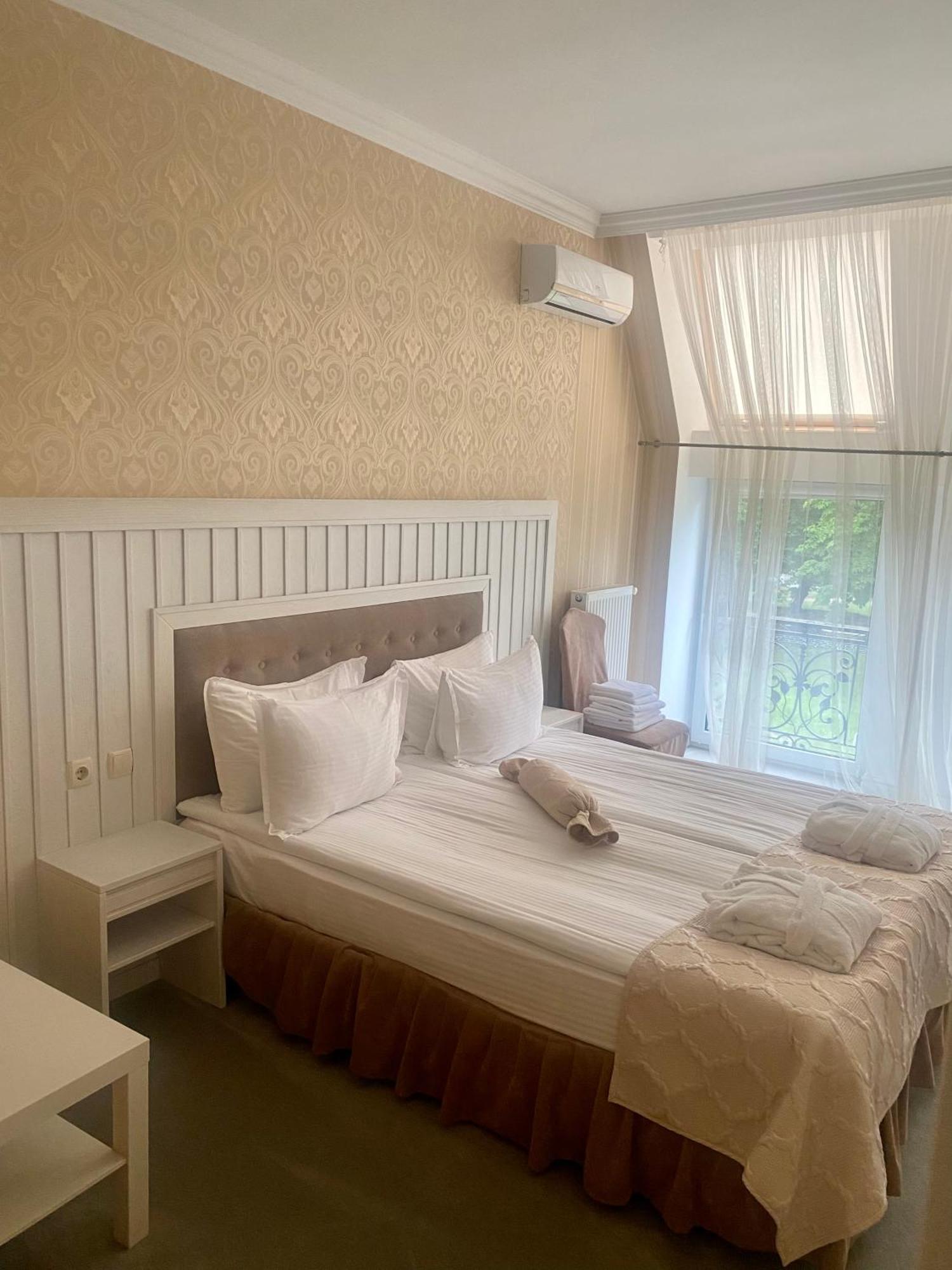 Boutique Hotel Deluxe Kamianets Podilskyi Bagian luar foto