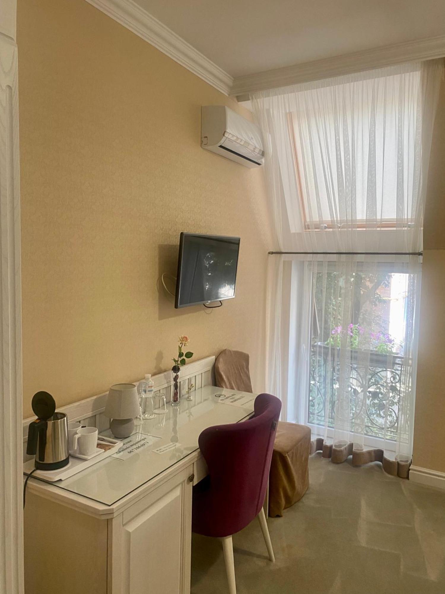 Boutique Hotel Deluxe Kamianets Podilskyi Bagian luar foto