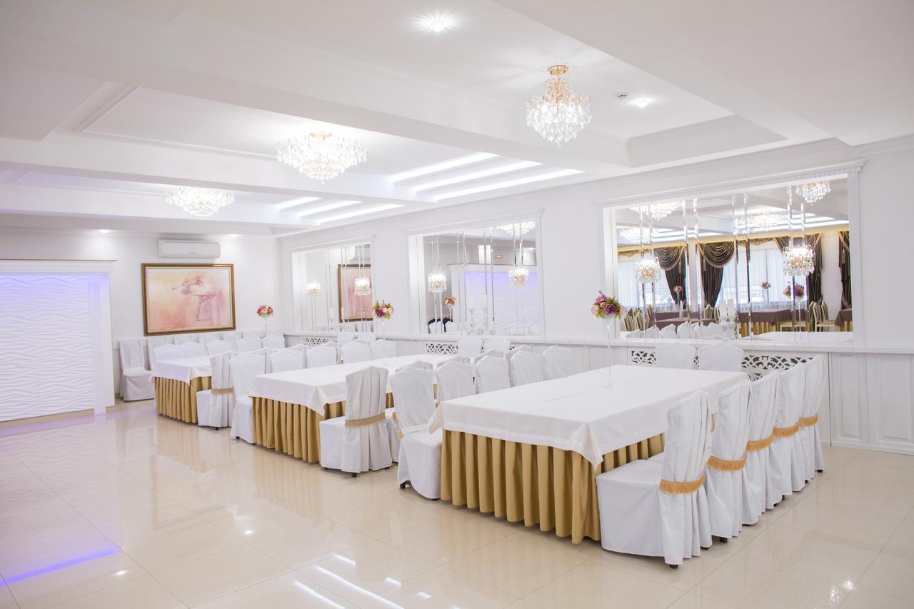 Boutique Hotel Deluxe Kamianets Podilskyi Bagian luar foto