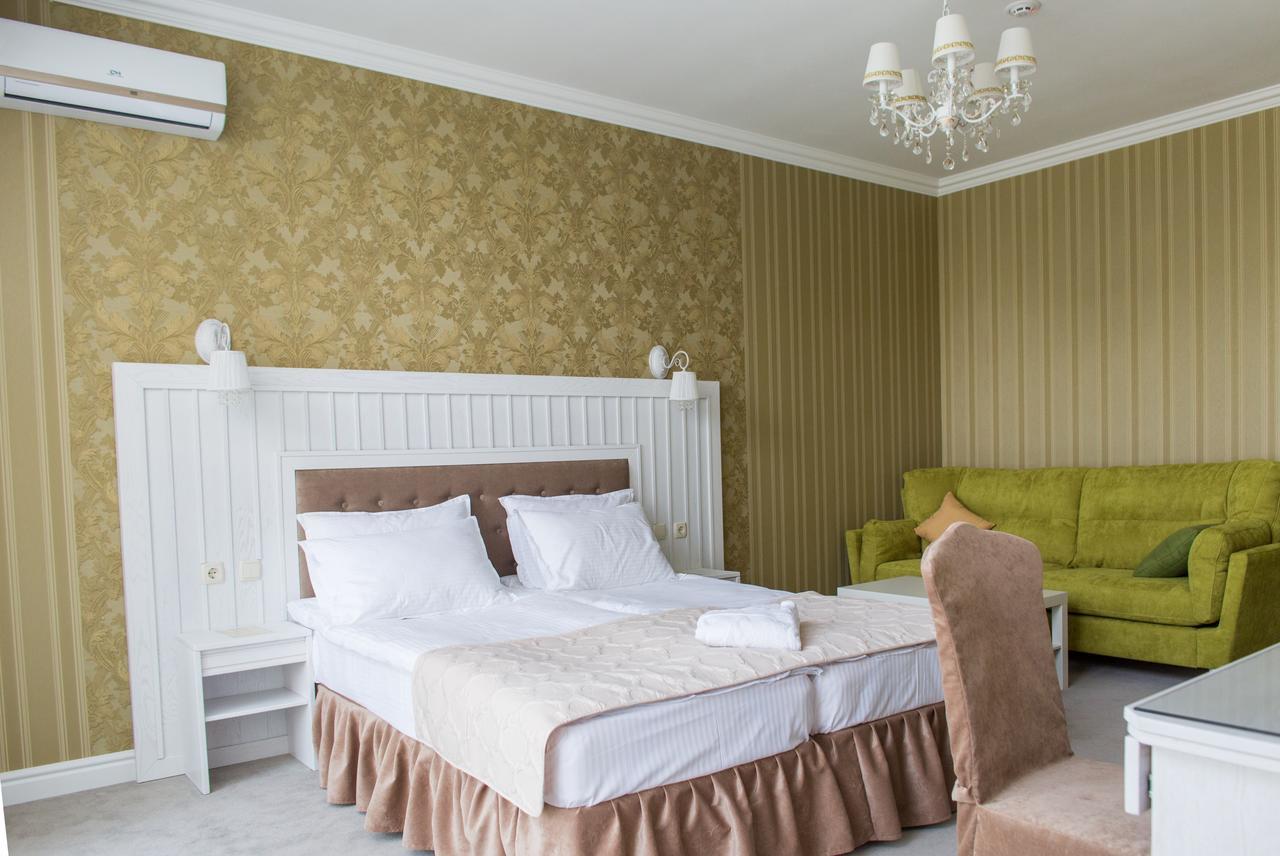 Boutique Hotel Deluxe Kamianets Podilskyi Bagian luar foto