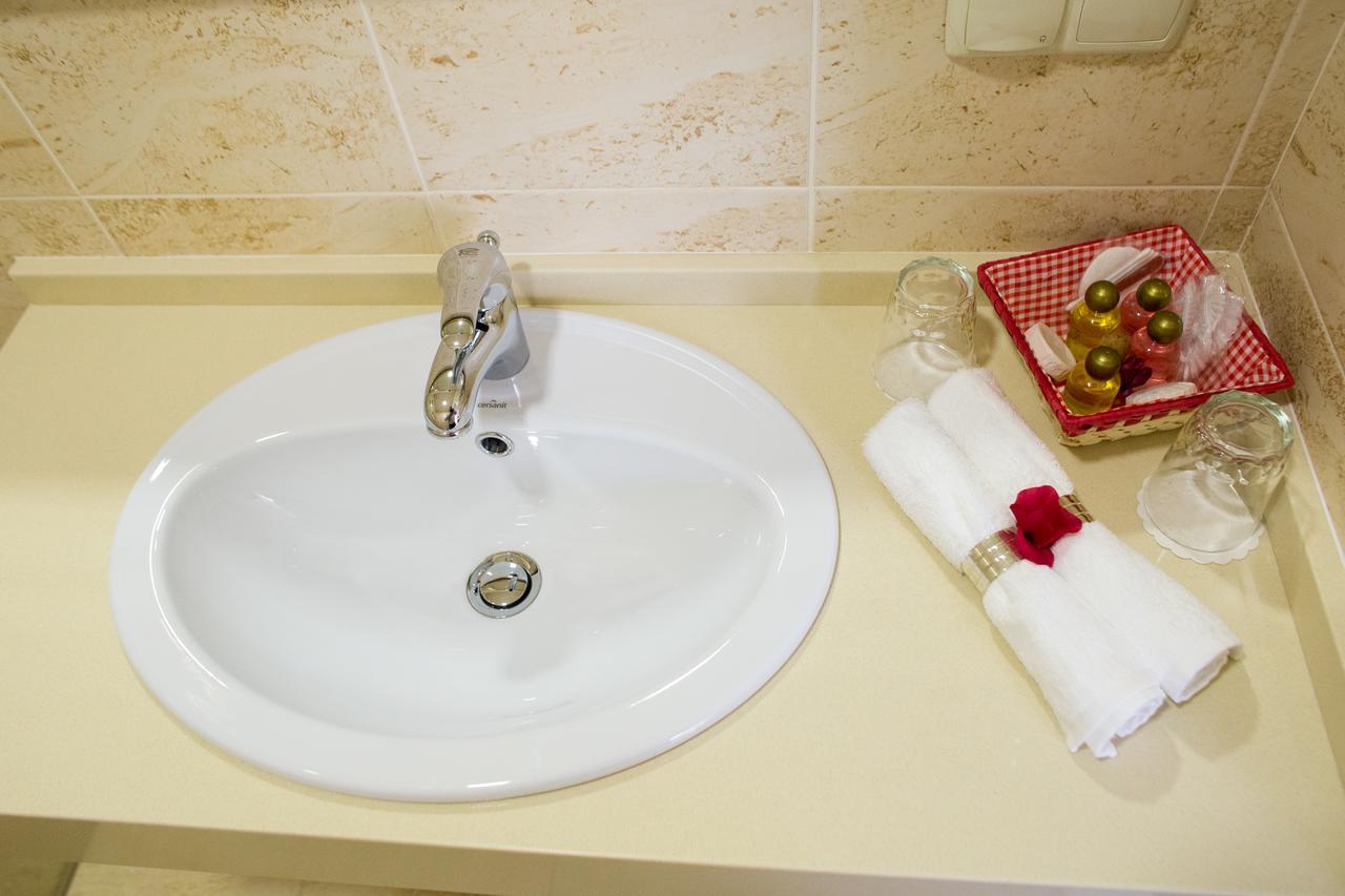 Boutique Hotel Deluxe Kamianets Podilskyi Bagian luar foto