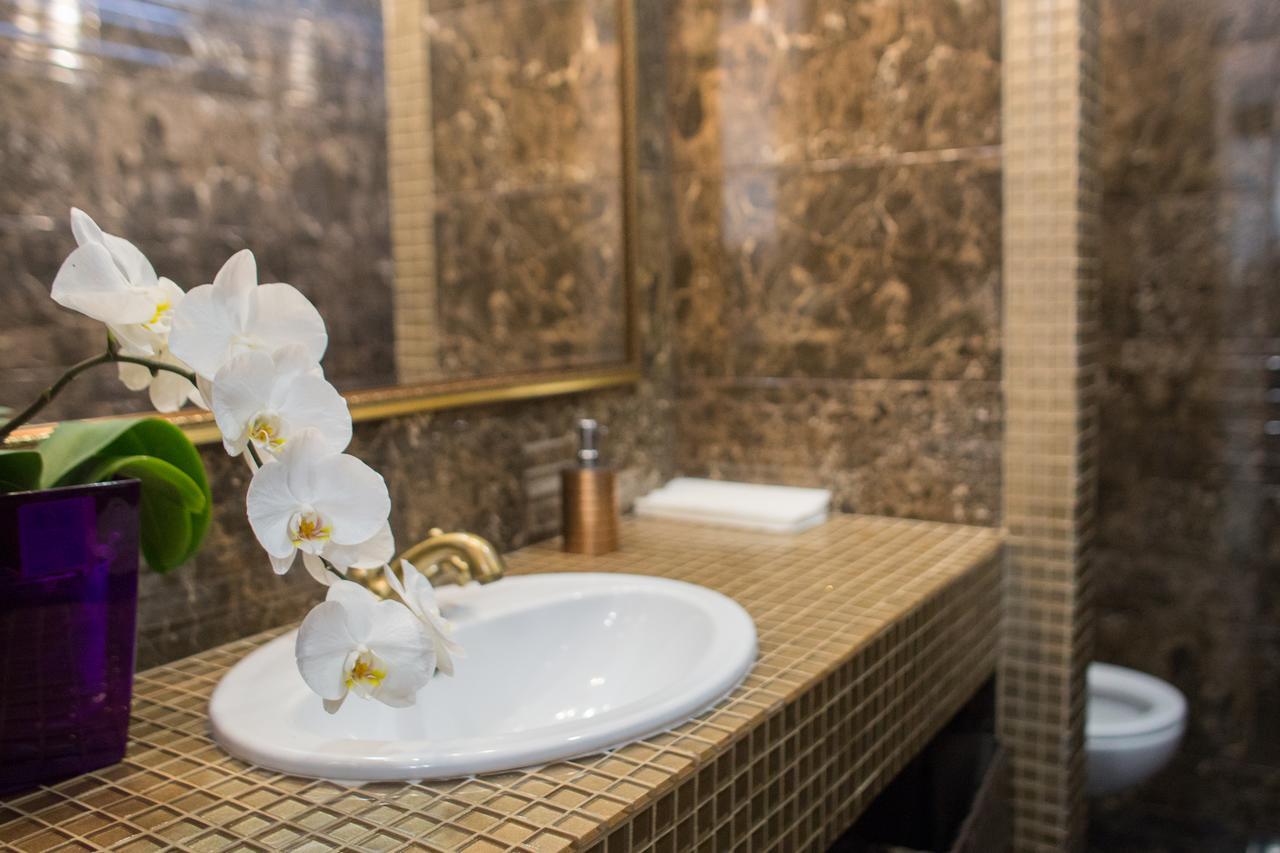 Boutique Hotel Deluxe Kamianets Podilskyi Bagian luar foto